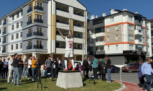 CHP'li Tanju Özcan, Merih Demiral’ın 'bozkurt' heykelini diktirdi