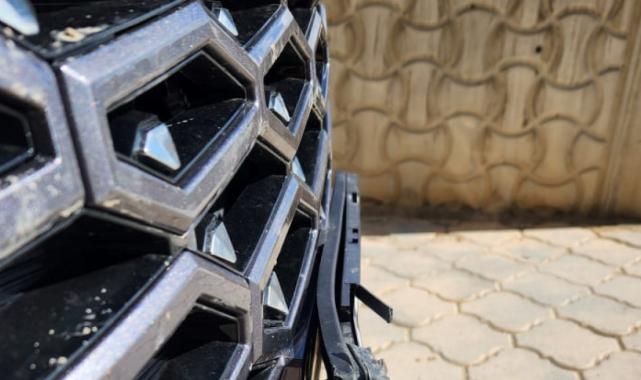 Çorum'da başıboş köpekler, park halindeki otomobile zarar verdi