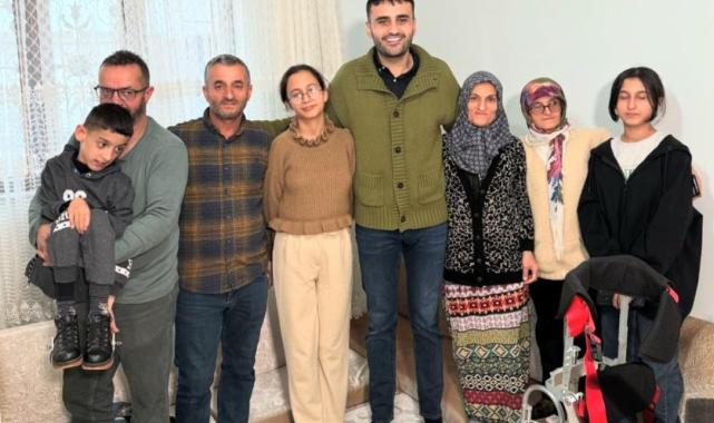 CZN Burak, Serebral Palsi hastası Ahmet'e özel ayakta durma aracı hediye etti
