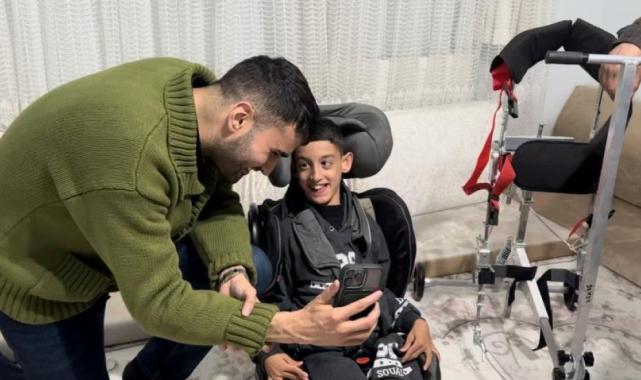 CZN Burak, Serebral Palsi hastası Ahmet'e özel ayakta durma aracı hediye etti