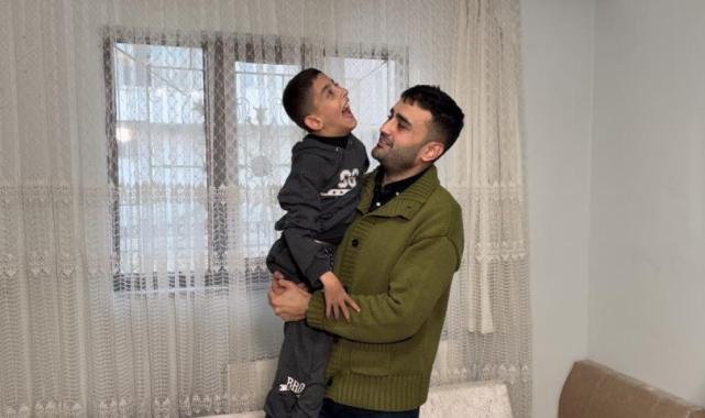 CZN Burak, Serebral Palsi hastası Ahmet'e özel ayakta durma aracı hediye etti