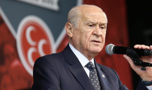 Devlet Bahçeli'nin hayatını anlatan kitapta yer alan özel fotoğraflar
