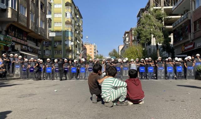 Diyarbakır'da PKK sempatizanları polise karşı çocukları kullandı