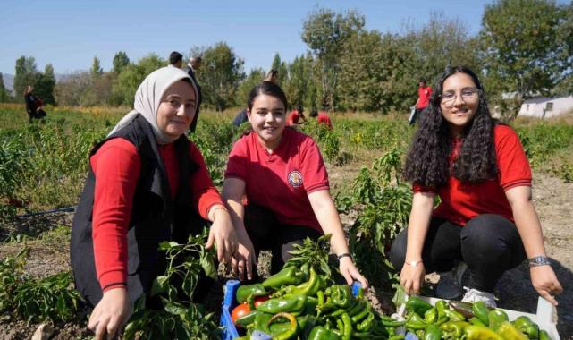 Erzincan’da meslek lisesi öğrencileri hem öğreniyor hem de kazanıyorlar