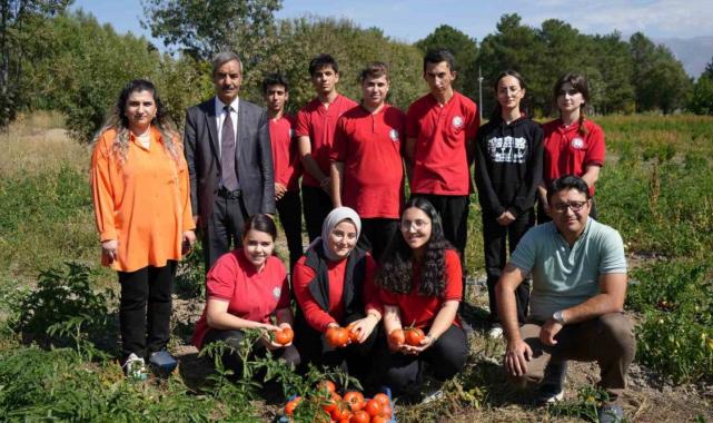 Erzincan’da meslek lisesi öğrencileri hem öğreniyor hem de kazanıyorlar