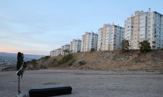 Eskişehir'de bir garip olay: Arazinin ortasına tabut ve çelenk bıraktılar