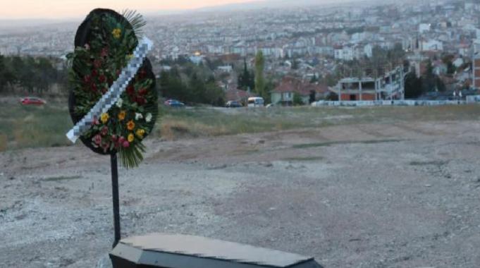 Eskişehir'de bir garip olay: Arazinin ortasına tabut ve çelenk bıraktılar