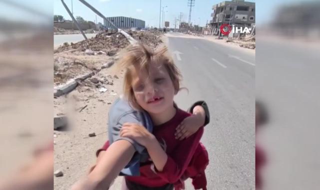 Gazze’den yürek burkan görüntü: Küçük kız çocuğu yaralı kardeşini kilometrelerce omzunda taşıdı