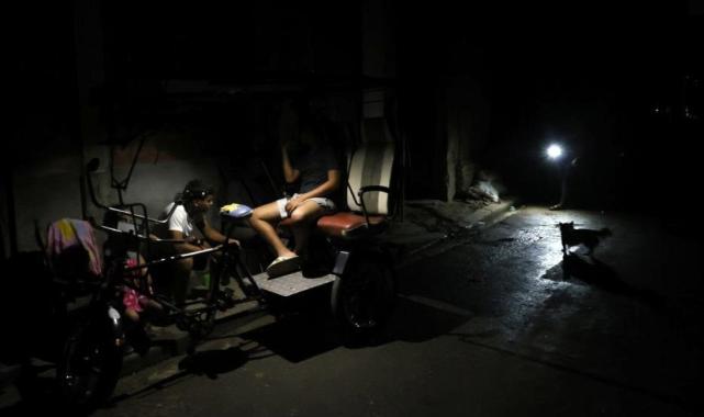 Günlerdir karanlığa gömülen Küba'yı bu kez tropik fırtına vurdu