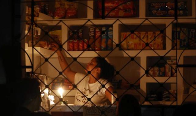 Günlerdir karanlığa gömülen Küba'yı bu kez tropik fırtına vurdu