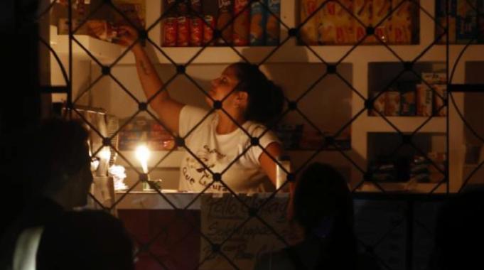 Günlerdir karanlığa gömülen Küba&#039;yı bu kez tropik fırtına vurdu