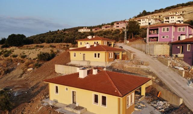 Hatay, Arsuz'da inşa edilen köy evlerinin anahtarları teslim edildi