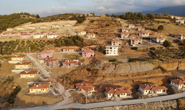 Hatay, Arsuz'da inşa edilen köy evlerinin anahtarları teslim edildi