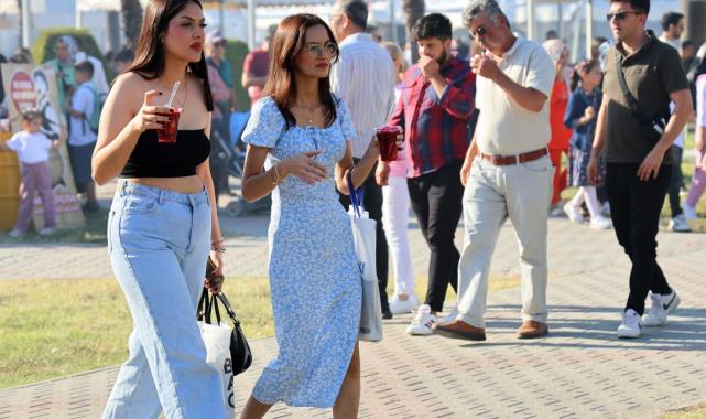 Hintli turistler Adana lezzetlerine hayran kaldı