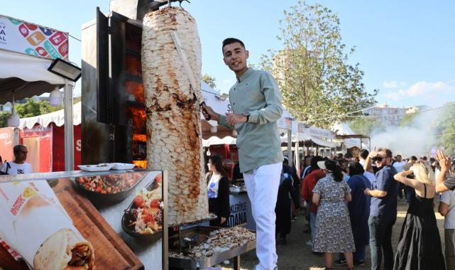 Hintli turistler Adana lezzetlerine hayran kaldı