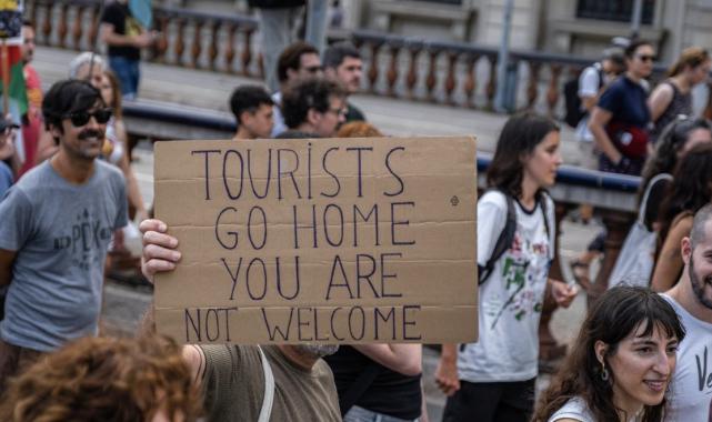 İspanya'da aşırı turizm protestoları sürüyor: Turistler evine dönsün