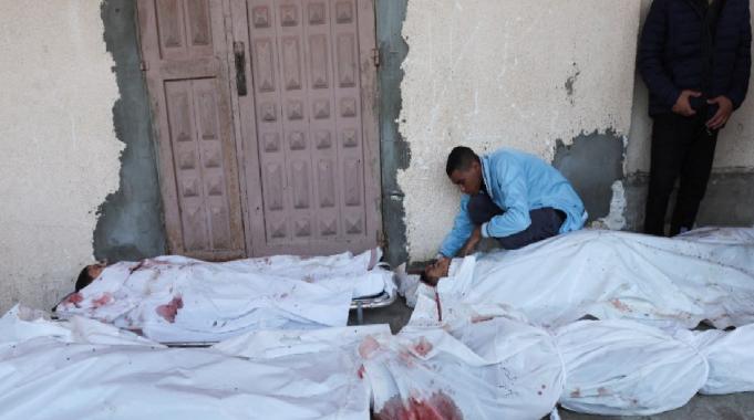 İsrail, Gazze&#039;de hastane bahçesindeki çadırları vurdu