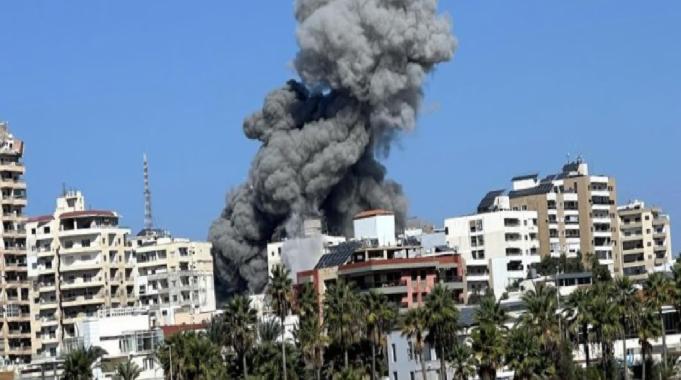 İsrail, Lübnan’ın tarihi liman kentini vurdu