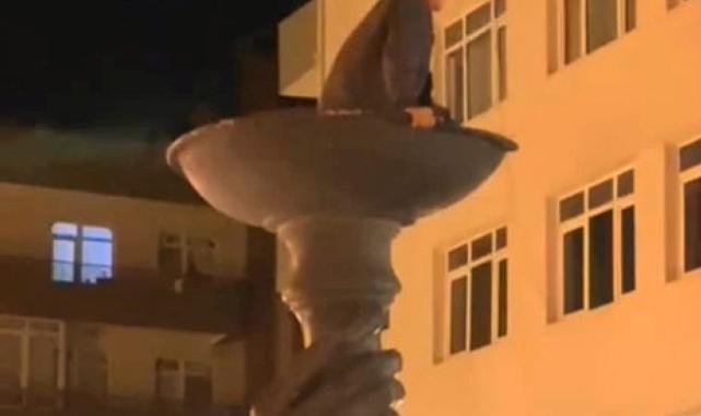 İstanbul'da iddia için heykele çıktı: Mahsur kaldı