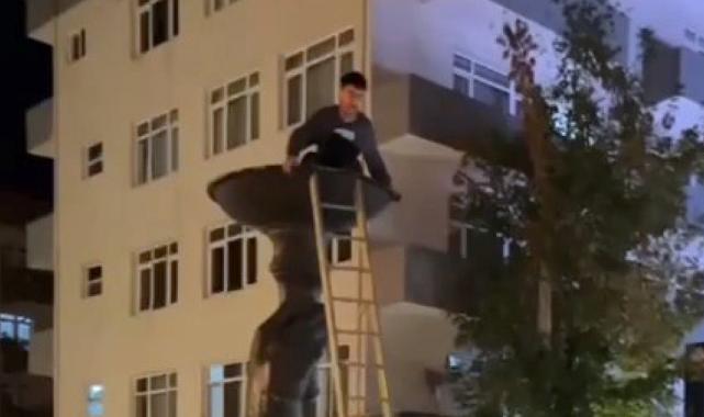 İstanbul'da iddia için heykele çıktı: Mahsur kaldı