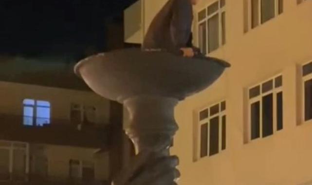 İstanbul'da iddia için heykele çıktı: Mahsur kaldı