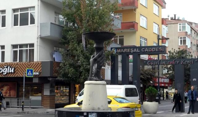 İstanbul'da iddia için heykele çıktı: Mahsur kaldı