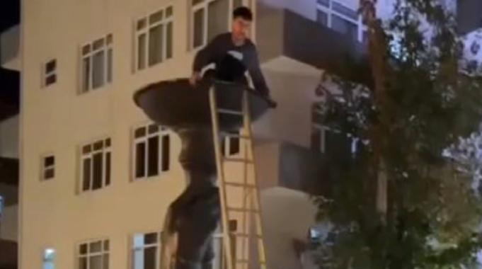 İstanbul'da iddia için heykele çıktı: Mahsur kaldı