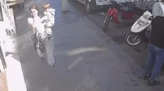 İstanbul&#039;da kucağındaki bebekle hırsızlık yaptı