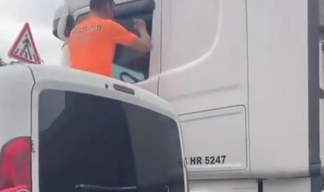İstanbul'da şaşırtan kavga: Tartıştığı şoförün aracının üstüne çıktı