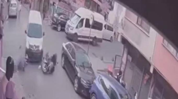 İstanbul&#039;da ters yönde ilerleyen araçlar çarpıştı: 2 yaralı