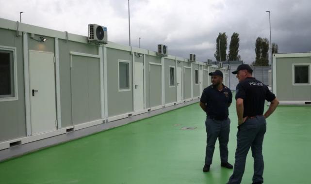 İtalya, ilk göçmen grubunu Arnavutluk'a göndermeye başladı