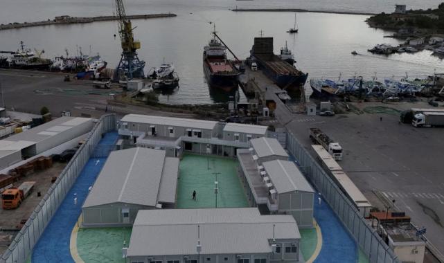 İtalya, ilk göçmen grubunu Arnavutluk'a göndermeye başladı