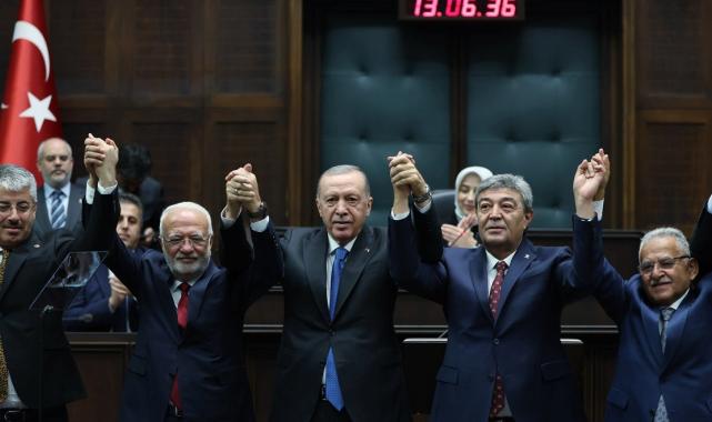 İyi Parti’den ayrılan Dursun Ataş, AK Parti’ye katıldı