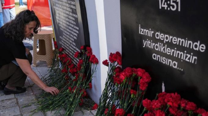 İzmir depreminin 4. yılında düzenlenen törende duygusal anlar yaşandı