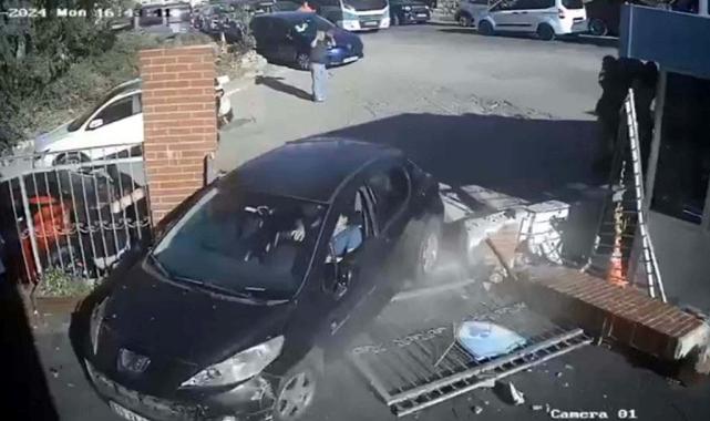 İzmir'de iki kez otomobilin çarptığı okulda önlem