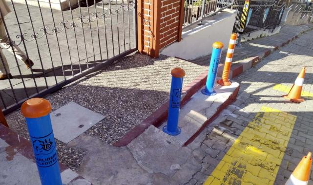 İzmir'de iki kez otomobilin çarptığı okulda önlem