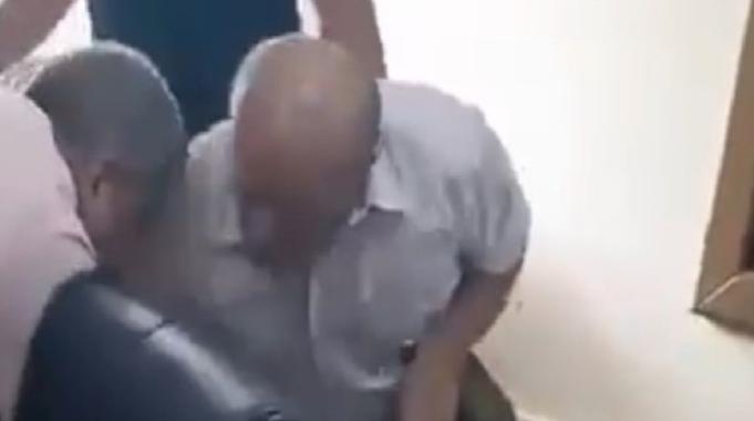 İzmir'de tartıştığı müdürün masasını balyozla parçaladı