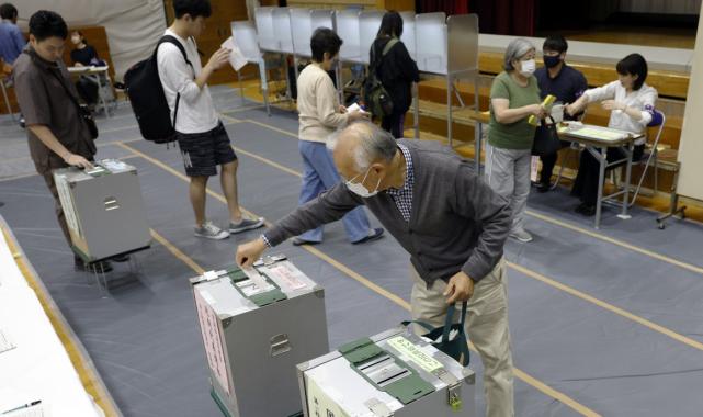 Japonya'daki erken seçimde 15 yıldır iktidardaki LDP mecliste çoğunluğu kaybetti
