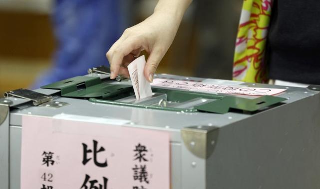 Japonya'daki erken seçimde 15 yıldır iktidardaki LDP mecliste çoğunluğu kaybetti