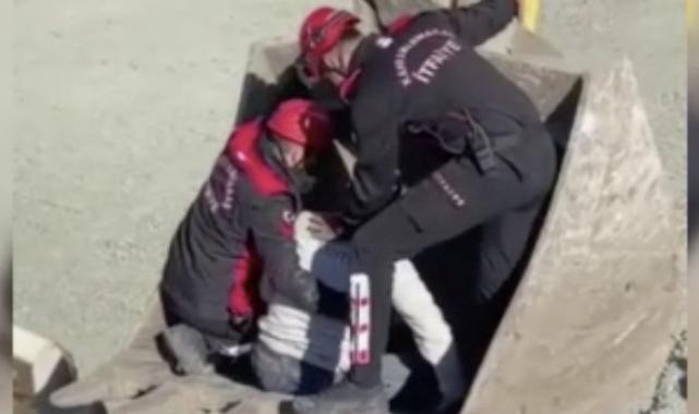 Kahramanmaraş'ta kamyon kazası sonrası sürücü iş makinesiyle taşındı