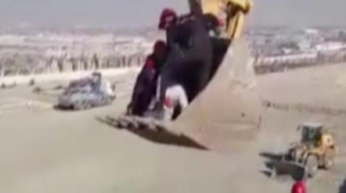 Kahramanmaraş&#039;ta kamyon kazası sonrası sürücü iş makinesiyle taşındı