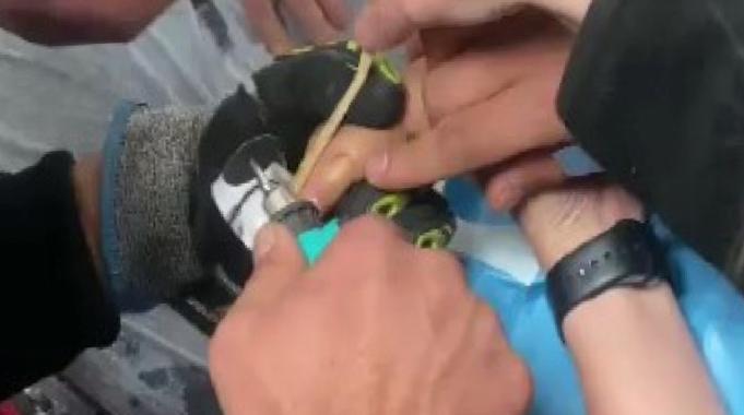 Karabük&#039;te bebeğin zile sıkışan parmağını itfaiye kurtardı