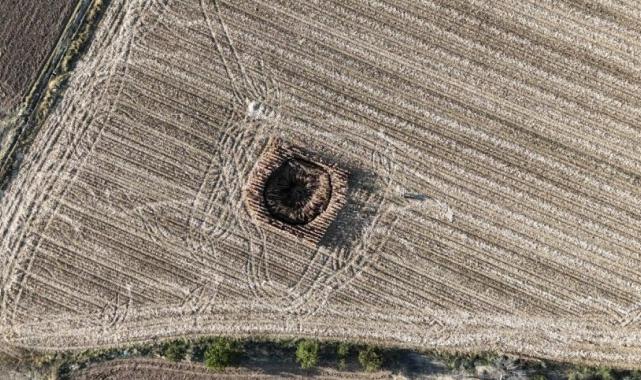 Karaman'da mısır tarlasında 14,5 metre genişliğinde obruk oluştu