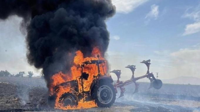 Karaman'da tarlayı süren traktör alev aldı