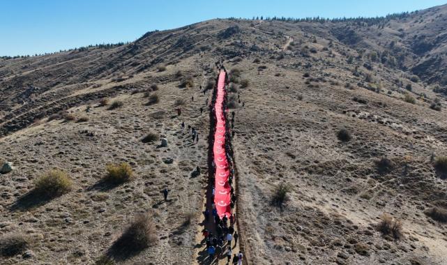 Kırıkkale'de 1744 rakımlı Dinek Dağı zirvesinde Cumhuriyet coşkusu