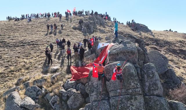 Kırıkkale'de 1744 rakımlı Dinek Dağı zirvesinde Cumhuriyet coşkusu