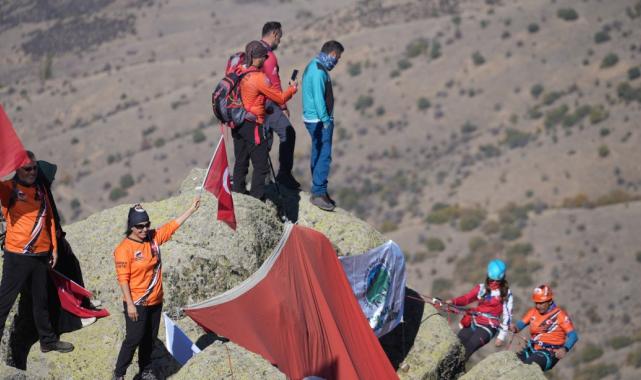 Kırıkkale'de 1744 rakımlı Dinek Dağı zirvesinde Cumhuriyet coşkusu