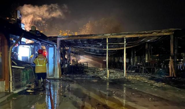 Kocaeli'de deniz kenarındaki restoran alev aldı!
