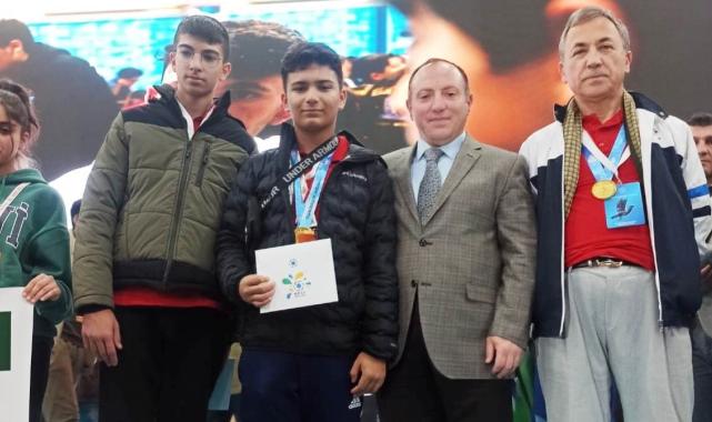 Kütahyalı öğrenci robot yarışmasında dünya şampiyonu oldu