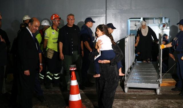 Lübnan'dan gelen yolcuların tahliyesi tamamlandı: TCG Sancaktar da Mersin'e ulaştı